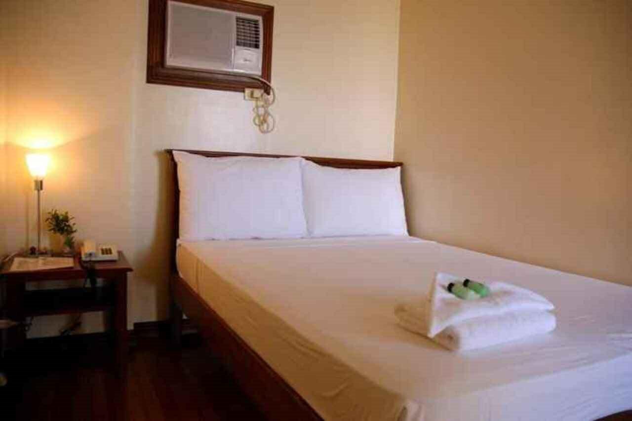 Isabelle Royale Makati Hotel Makati City Buitenkant foto